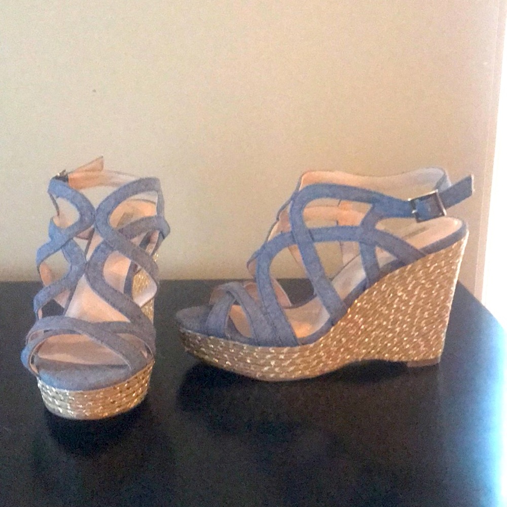 Wedge heel.   Never worn.   Super cute !